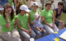 Teenager in grünen T-Shirts